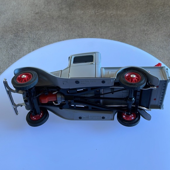 Vintage Road Legends 1/18 92257-1934 Ford Pick-up Wrecker-Grey. - Picture 10 of 13